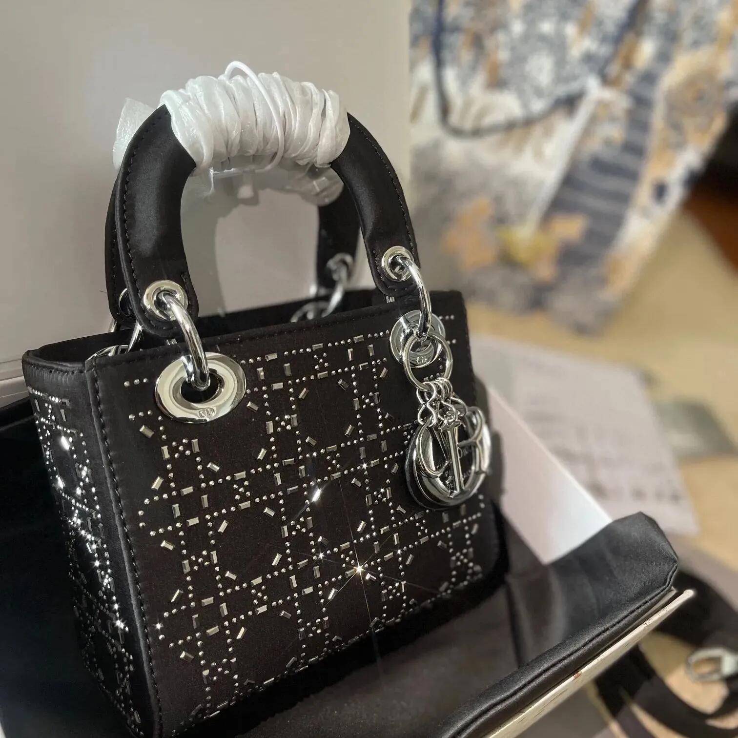 人気の新作 DIOR LADY DIOR三格シルクダイヤモンド折りギフトボックススカーフをプレゼントします